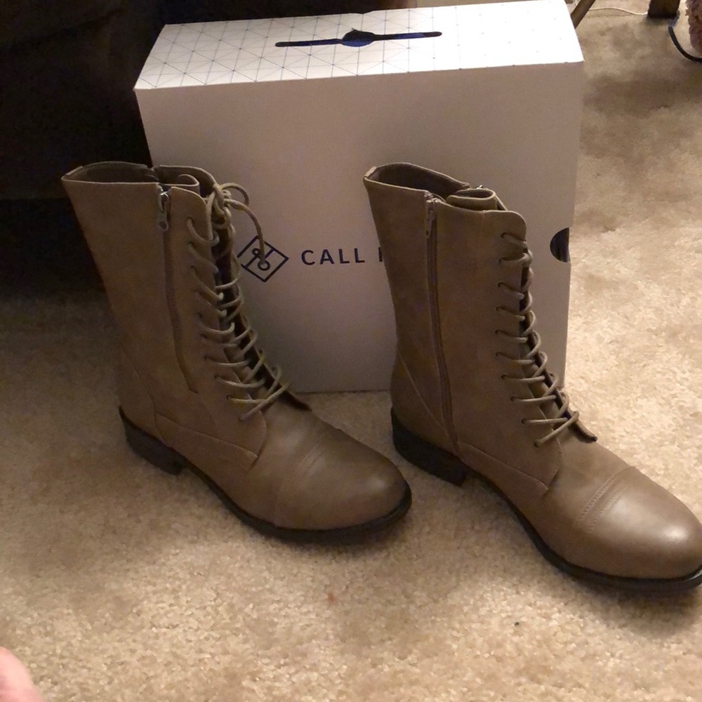 New in box sz10 call it spring beige combat boots